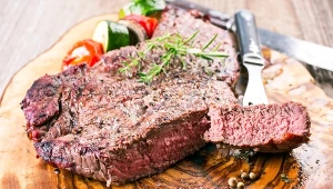 Wołowina angus ma kruchą konsystencję i maślany smak