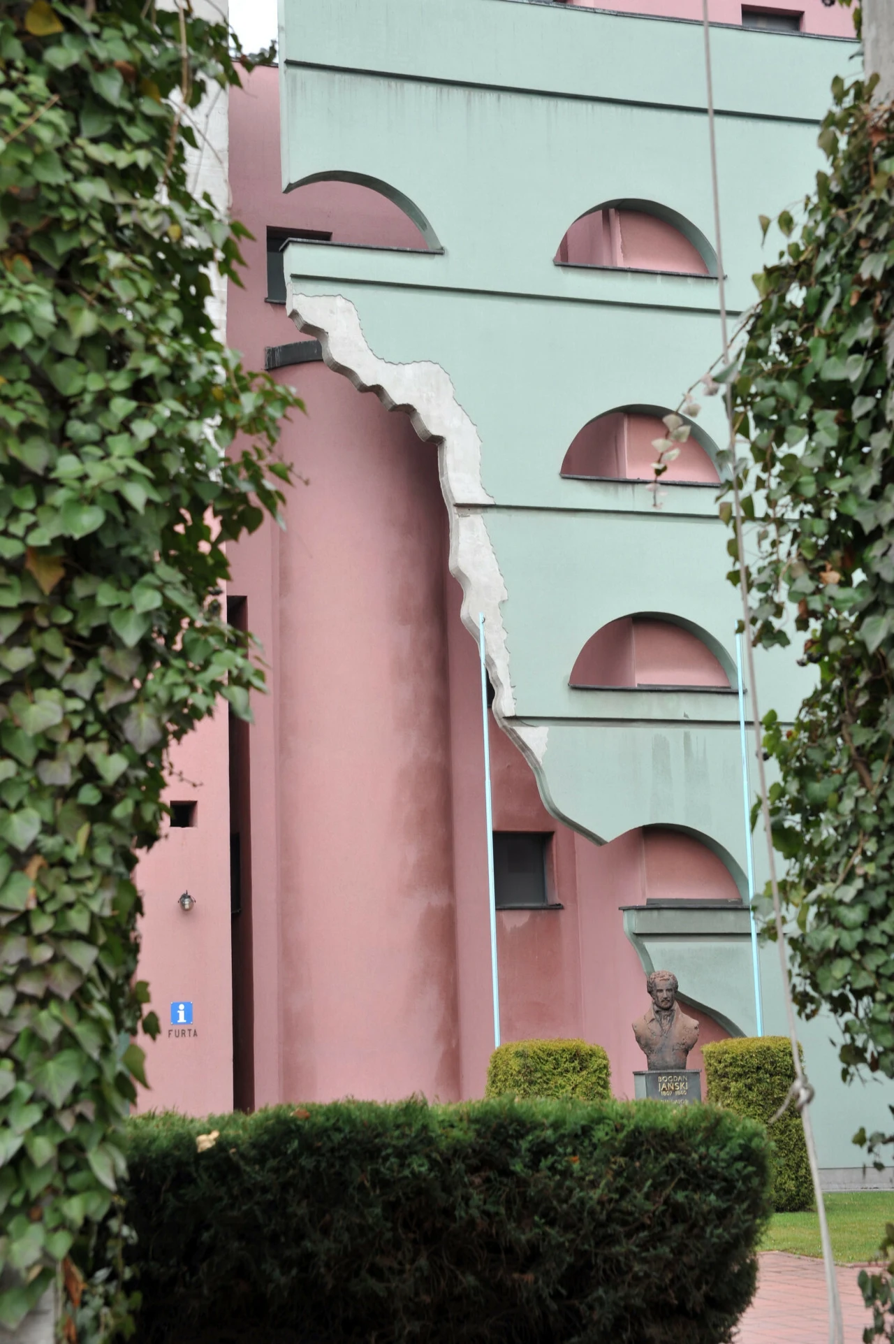 28.03.2015 Krakow Wyzsze Seminarium Duchowne Polskiej Prowincji Zmartwychwstancow i Kosciol seminaryjny Emaus Kompleks zbudowany w latach 1985 - 1996 w stylu postmodernistycznym w/g projektu Dariusza Kozlowskiego i Waclawa Stefanskiego Fot. M.Lasyk/REPO