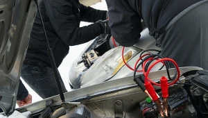 W jakiej kolejności podłączać kable do akumulatora?