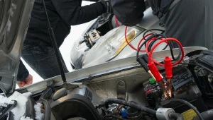 W jakiej kolejności podłączać kable do akumulatora?