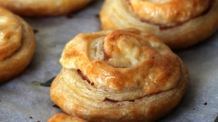Ciasto francuskie świetnie sprawdza się w imprezowym menu 