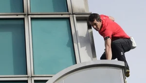 Alex Honnold podczas wspinaczki na Taipei 101