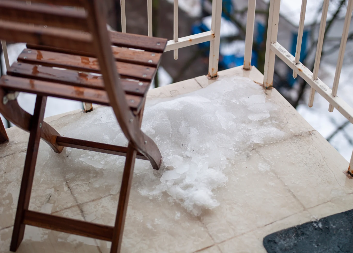 Czyszczenie balkonu po zimie i roztopach nie jest proste, ale konieczne. Sprawdź, jak to zrobić krok po kroku. Czyszczenie balkonu po zimie i roztopach nie jest proste, ale konieczne. Sprawdź, jak to zrobić krok po kroku.