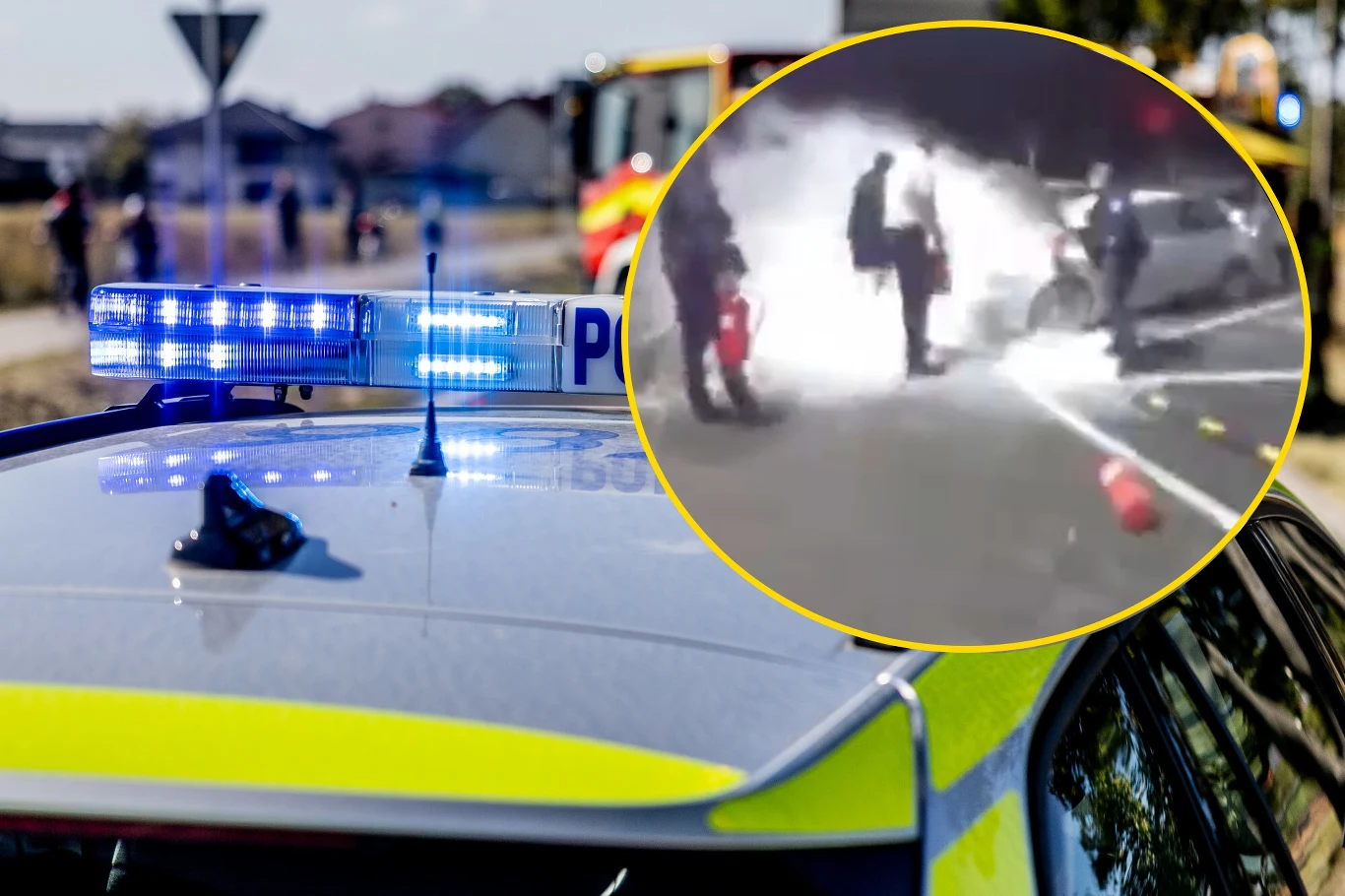 Samochód stanął w ogniu na stacji benzynowej. Ugasili go policjanci Zbliżenie na dach radiowozu policyjnego z włączonymi niebieskimi światłami, w tle rozmyte elementy sytuacji awaryjnej. W okrągłym wstawieniu w prawym górnym rogu dynamiczna scena akcji ratunkowej przy dymiącym pojeździe po wypadku drogowym, obok leżą g...