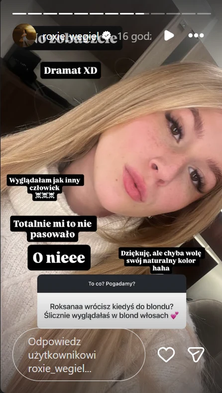 Młoda kobieta z blond włosami robi selfie w jasnym otoczeniu, na zdjęciu widoczne naklejki z tekstami dotyczącymi jej koloru włosów oraz rozmowa z obserwatorką na temat tego, czy wróci do blond włosów.