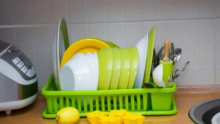 Klasyczne ociekacze i suszarki do naczyń odchodzą do lamusa. Popularność zdobywa to praktyczniejsze rozwiązanie