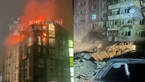 Wieżowiec stanął w ogniu, na samochody spadły gruzy. Nocny atak Rosji na Ukrainę