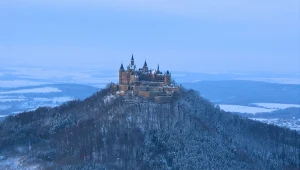Majestatyczna twierdza położona na szczycie góry. Można stąd dostrzec Alpy