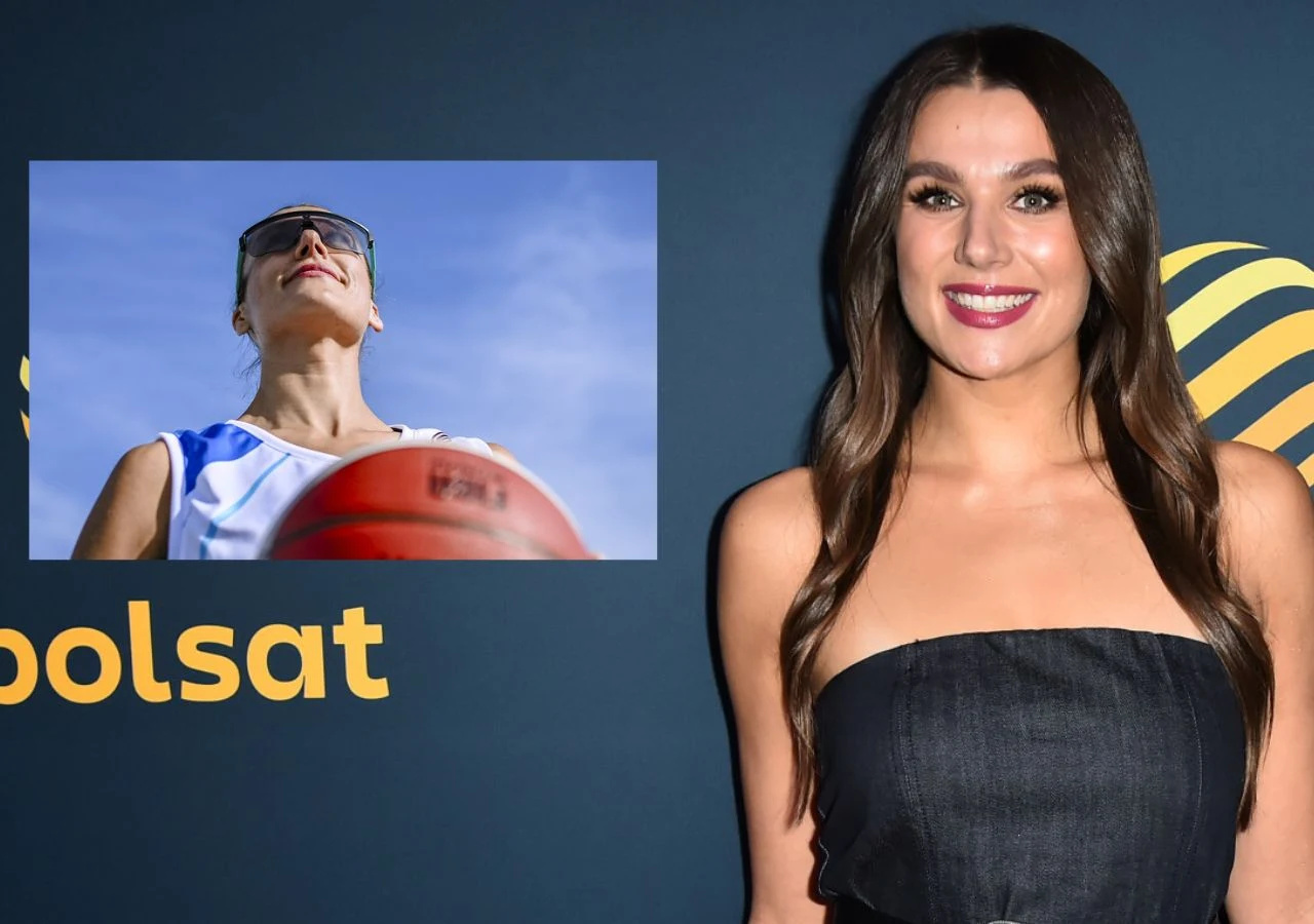 Uśmiechnięta kobieta w eleganckiej, ciemnej sukience stoi na tle ścianki z logo Polsatu. Po lewej stronie widoczna jest wkomponowana fotografia sportowej kobiety w okularach przeciwsłonecznych trzymającej piłkę do koszykówki na tle nieba.