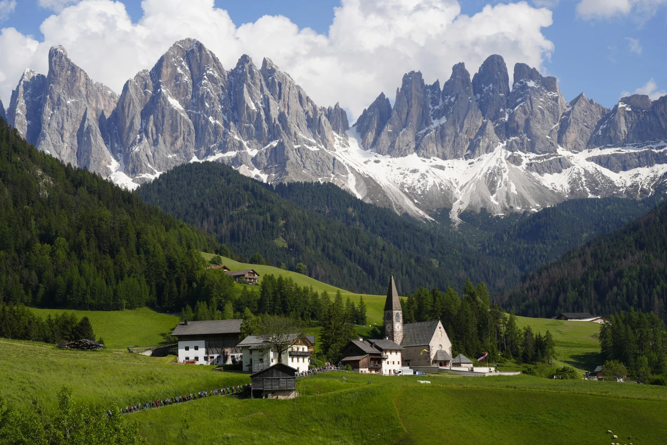 Val di Funes we Włoszech ma problem z turystami. Alpejską dolinę nawiedzają setki instagramerów dziennie Malownicza alpejska wieś otoczona zielonymi łąkami i gęstym lasem, na tle majestatycznych szczytów górskich pokrytych śniegiem oświetlonych promieniami słońca. W centralnej części znajduje się tradycyjny kościół z wysoką wieżą oraz kilka domów wiejskich.