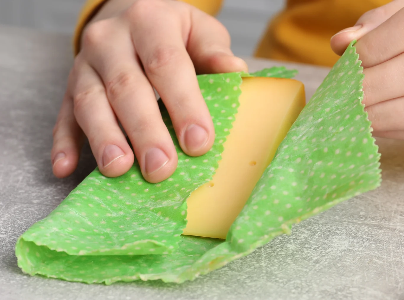 Czy na pewno wiesz, jak prawidłowo przechowywać ser w lodówce? Owiń go ręcznikiem papierowym z tym dodatkiem, a będzie znacznie wolniej się psuł Czy na pewno wiesz, jak prawidłowo przechowywać ser w lodówce? Owiń go ręcznikiem papierowym z tym dodatkiem, a będzie znacznie wolniej się psuł