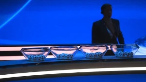 Piłeczki w koszykach przygotowanie do losowania Ligi Mistrzów UEFA