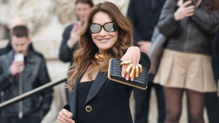 Carla Bruni skradła całą uwagę. Jej stylizacja zrobiła w Paryżu furorę