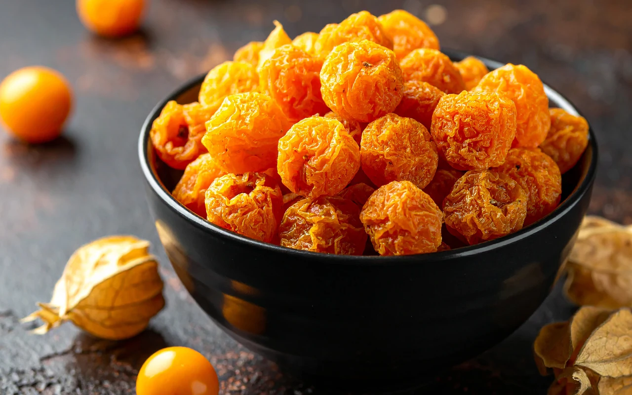 Suszona miechunka przypomina nieco rodzynki, ale jest okrąglejsza i dużo jaśniejsza