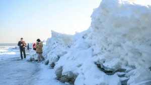 Bałtyk mimo mrozów przyciąga tłumy turystów. Wszyscy chcą to zobaczyć