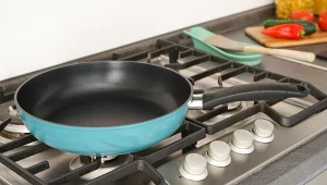 Na jakiej patelni można bezpiecznie smażyć? Oto możliwe opcje
