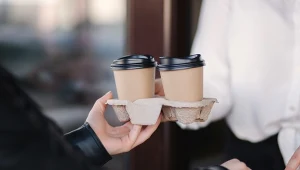 Polacy wciąż nie wiedzą, gdzie wyrzucać jednorazowe opakowania i kubki 