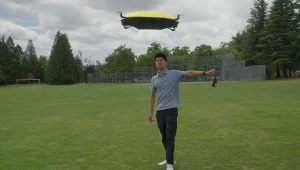 Parasol, który nie wymaga trzymania i podąża za tobą jak cień