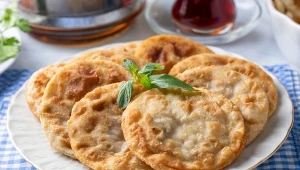 Chrupiące, okrągłe pierożki z mięsem mielonym. Przepis na Prostaczki