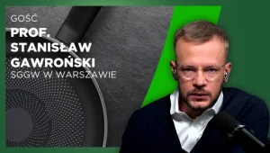 Mężczyzna w okularach i słuchawkach siedzi przed mikrofonem w profesjonalnym studiu nagraniowym, obok widnieje grafika z jego imieniem, nazwiskiem oraz informacją o uczelni.