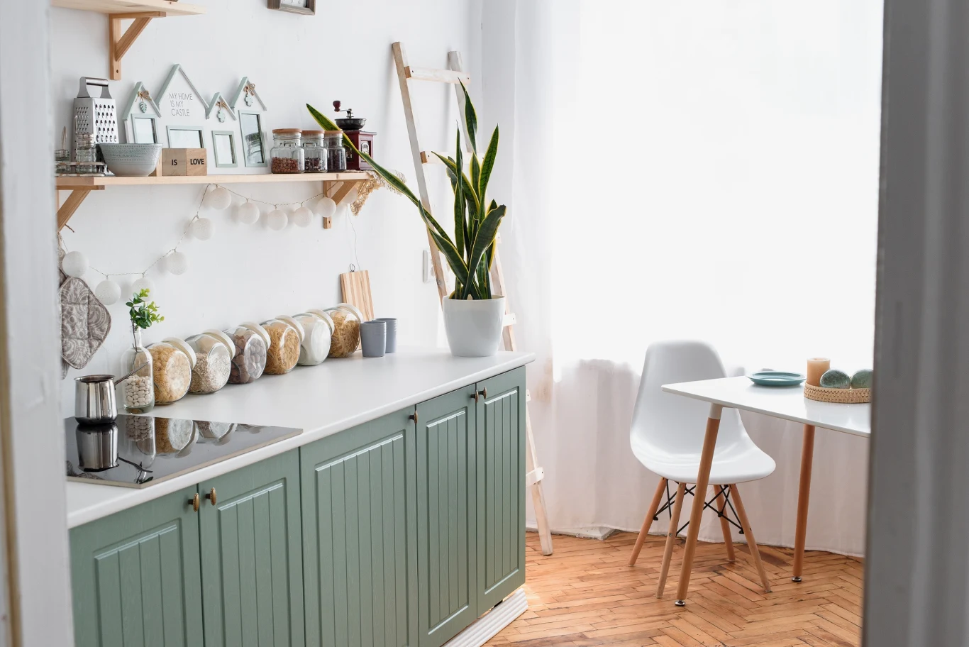 Kolor szałwiowy najczęściej pojawia się na frontach szafek kuchennych