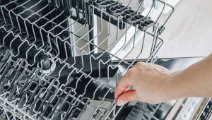 Jak pozbyć się przykrego zapachu ze zmywarki?