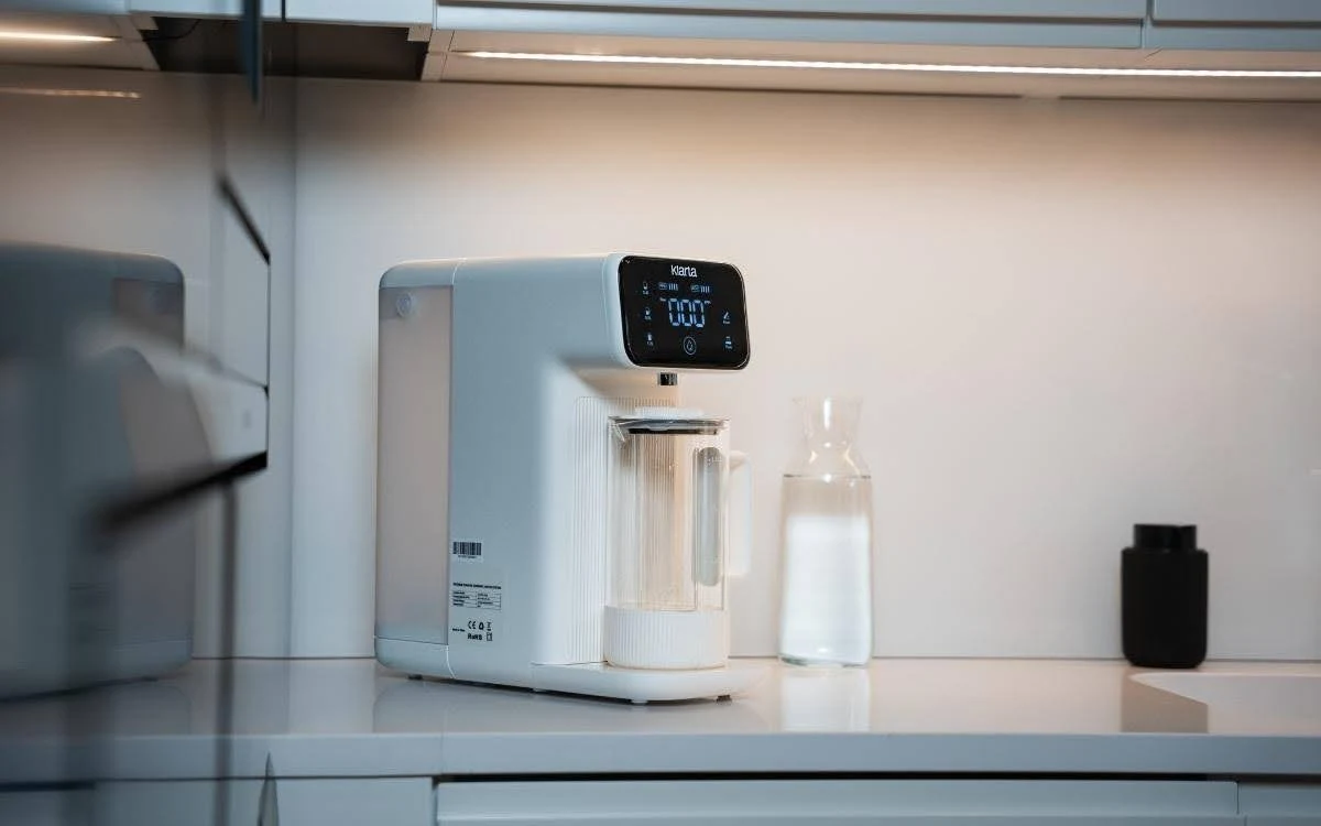 Klarta AQVA w nowoczesnej minimalistycznej kuchni. Źródło: Klarta.pl / materiały promocyjne