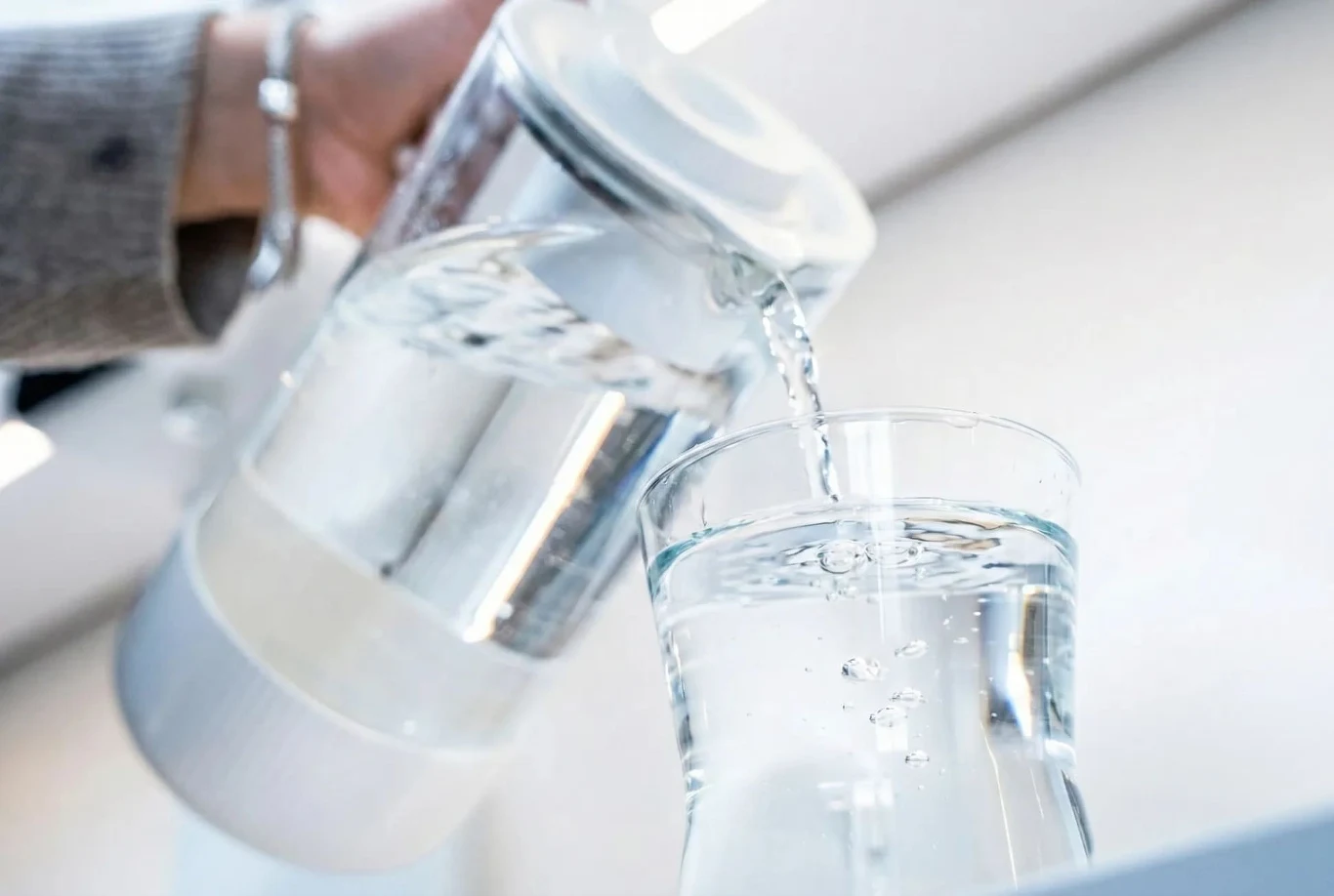 Czysta i remineralizowana woda z dzbanka filtrującego Klarta AQVA