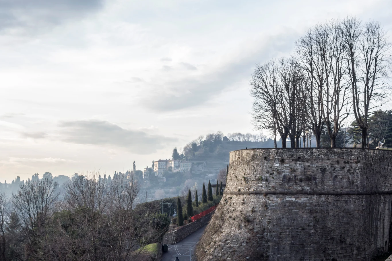 Weneckie mury Bergamo otaczają historyczne Górne Miasto. Warto je zobaczyć. 