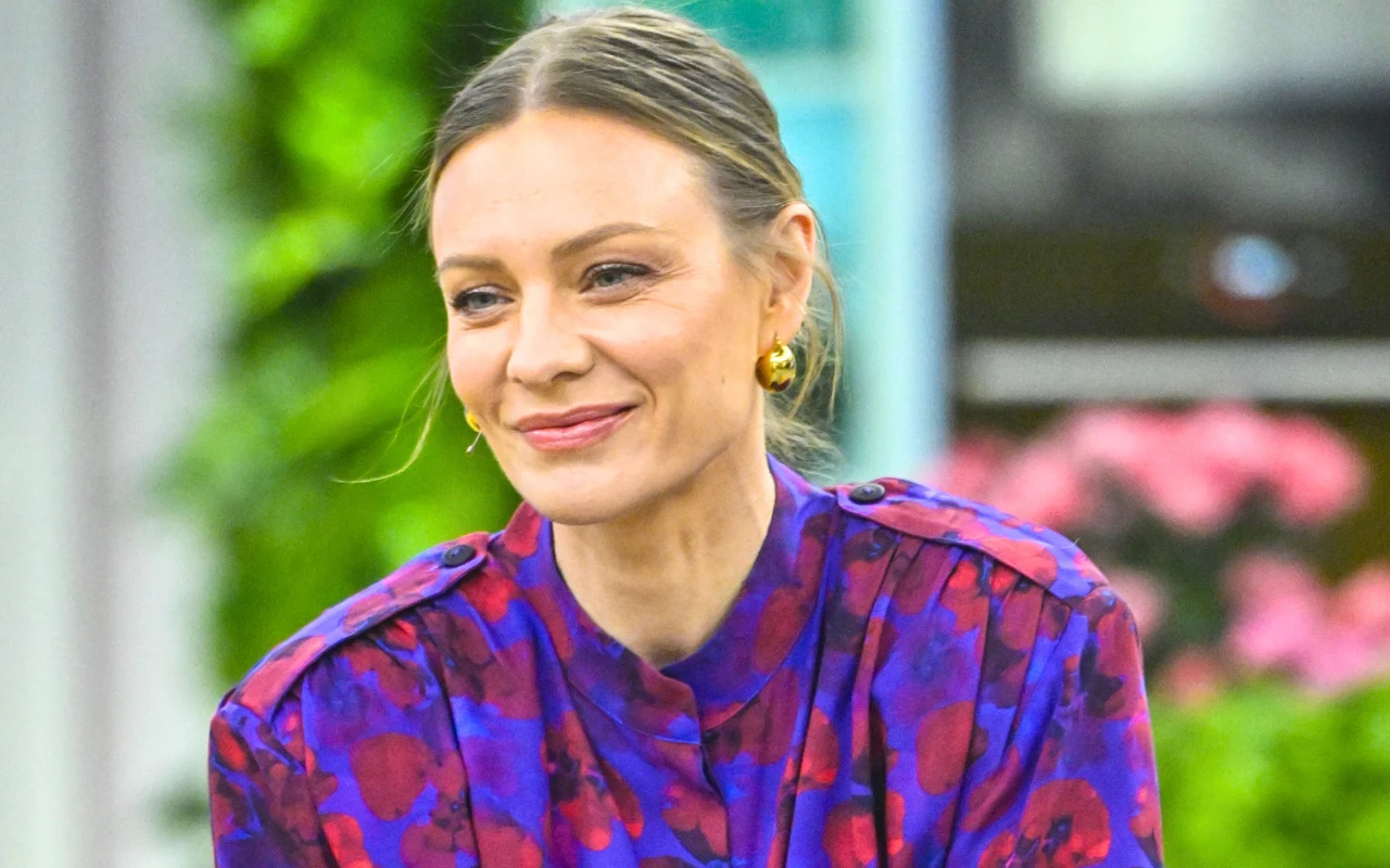 Magdalena Boczarska w kolorowej koszuli w studiu "halo tu polsat"