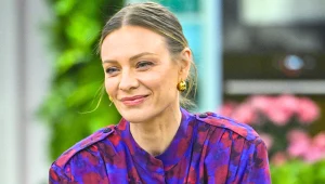 Magdalena Boczarska w kolorowej koszuli w studiu "halo tu polsat"