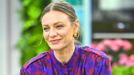 Magdalena Boczarska w kolorowej koszuli w studiu "halo tu polsat"