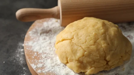 Kruche ciasto należy wyrobić tak, aby było gładkie, a następnie odstawić je do lodówki 