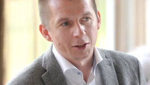 Mało kto zna prawdę o małżeństwie Karola Okrasy. Rzadko się pokazują