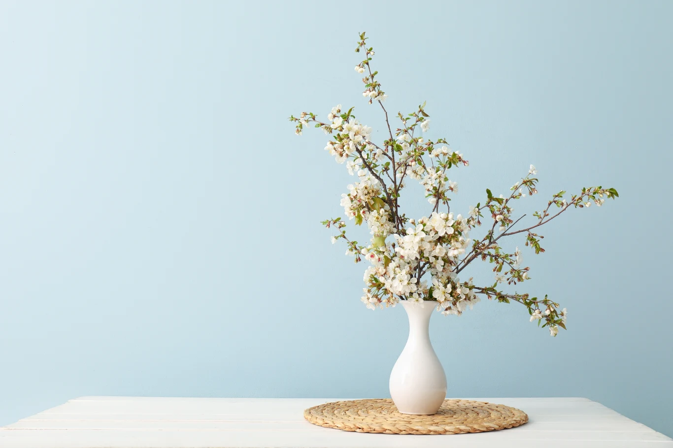 Długie, wąskie wazony trudno wyczyścić. Na szczęście z pomocą przychodzi nam ryż.