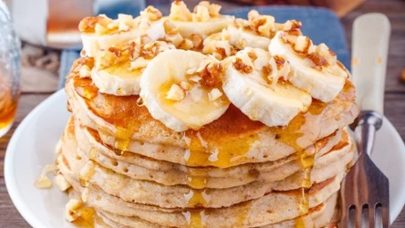 Racuszki bananowe to proste do zrobienia, słodkie i sycące śniadanie