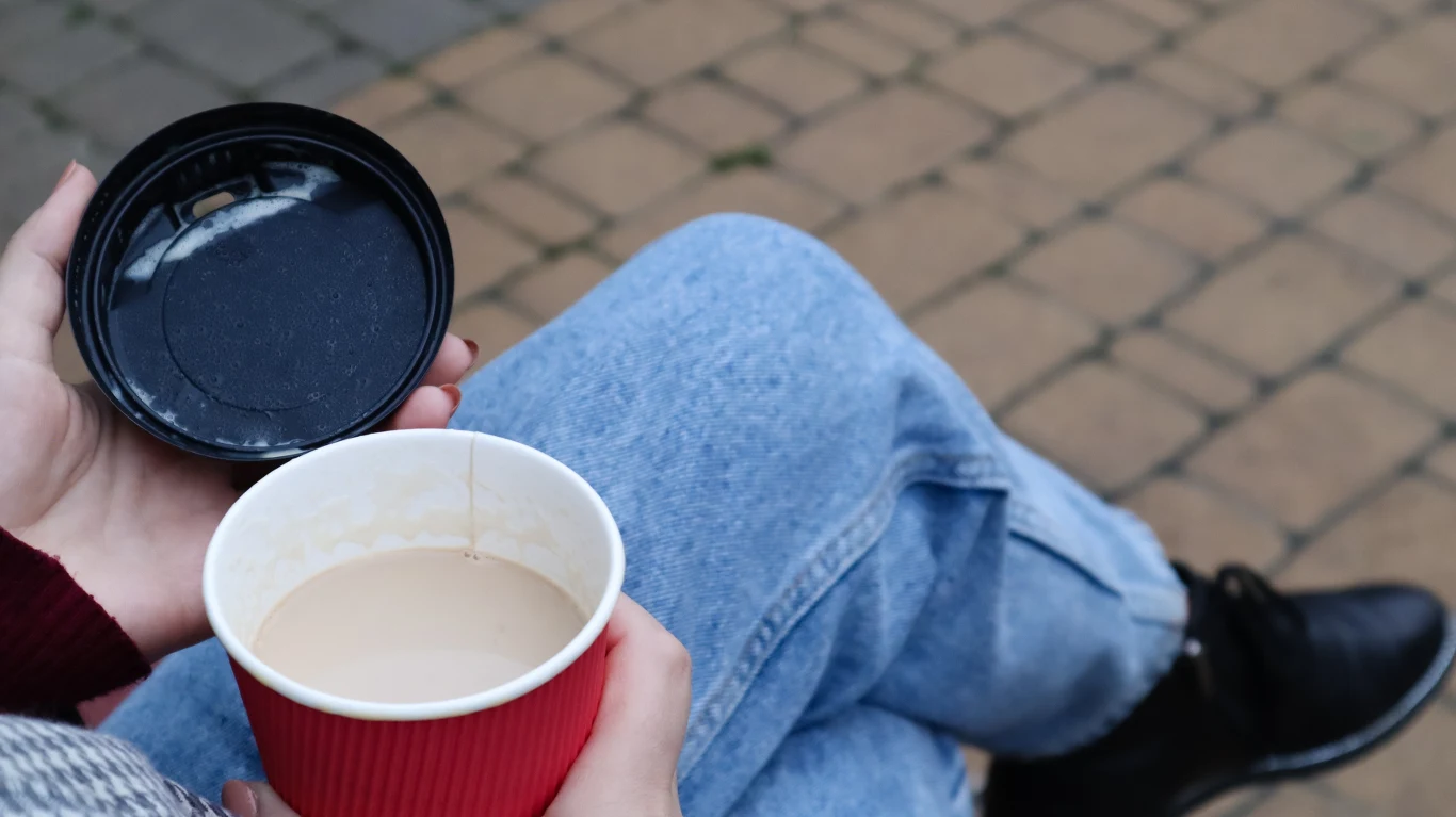 Gdzie wyrzucić kubki po kawie na wynos? Polacy wciąż mylą pojemniki 