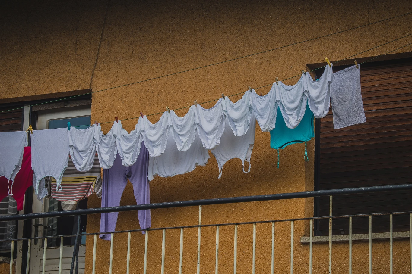 Nawet na własnym balkonie nie można robić wszystkiego. Nie powinniśmy na przykład wieszać na nim bardzo mokrego prania. Nawet na własnym balkonie nie można robić wszystkiego. Nie powinniśmy na przykład wieszać na nim bardzo mokrego prania.