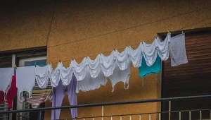 Tych rzeczy nigdy nie rób na balkonie. Kary mogą być wyższe, niż się spodziewasz