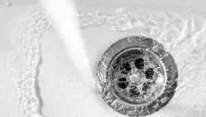 Zlew można łatwo odetkać domowym sposobem