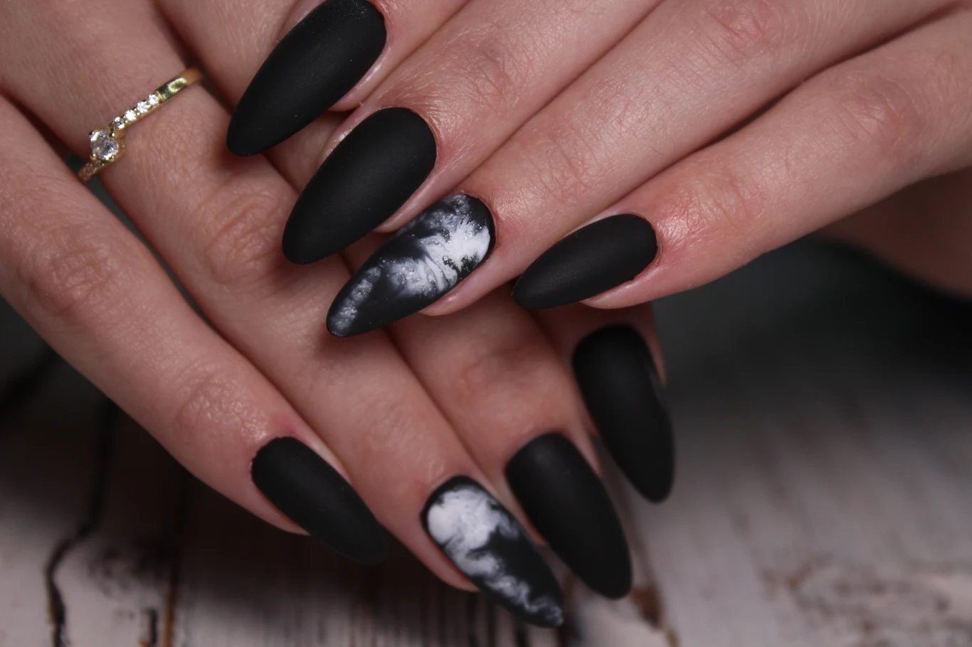 A może czarna elegancja? Te paznokcie są prawdziwym hitem