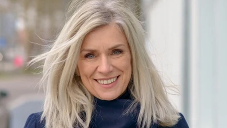 Kobieta około 50 lat, rozpuszczone włosy do ramion, lekki makijaż