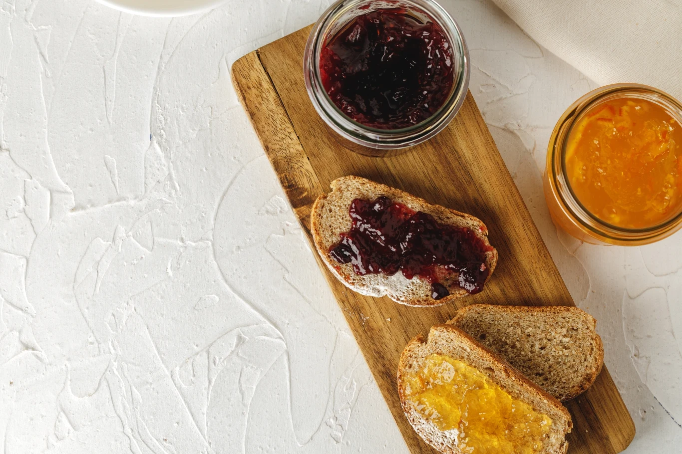 Chleb z dodatkiem cynamonu świetnie komponuje się z różnymi dżemami, masłem orzechowym oraz kremem czekoladowym 