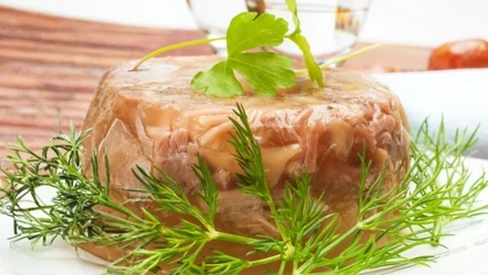 Typowym daniem z nóżek wieprzowych są zimne nóżki 