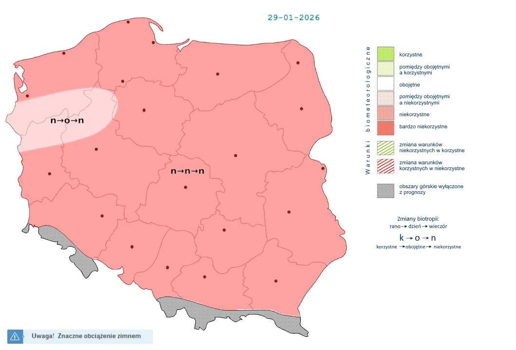 W całej Polsce musimy się liczyć z niekorzystnymi warunkami, spowodowanymi sporym zachmurzeniem oraz postępującym ochłodzeniem Mapa Polski z zaznaczonymi strefami biometeorologicznymi na dzień 29 stycznia 2026 roku. Przeważająca część kraju znajduje się w czerwonej strefie oznaczającej niekorzystne warunki, z niewielkim obszarem korzystnych warunków w północno-zachodniej częśc...