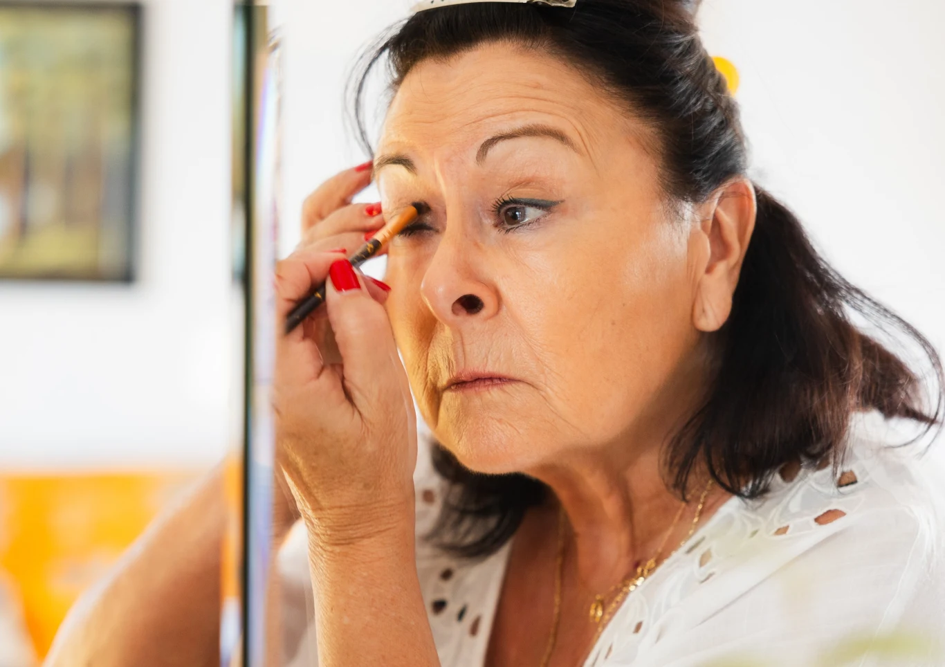 Na jaki makijaż stawiać, gdy mamy opadającą powiekę? Makijaż oczu dostosowany do opadającej powieki, pokazujący techniki optycznego powiększenia oka.