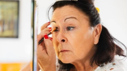 Na jaki makijaż stawiać, gdy mamy opadającą powiekę?