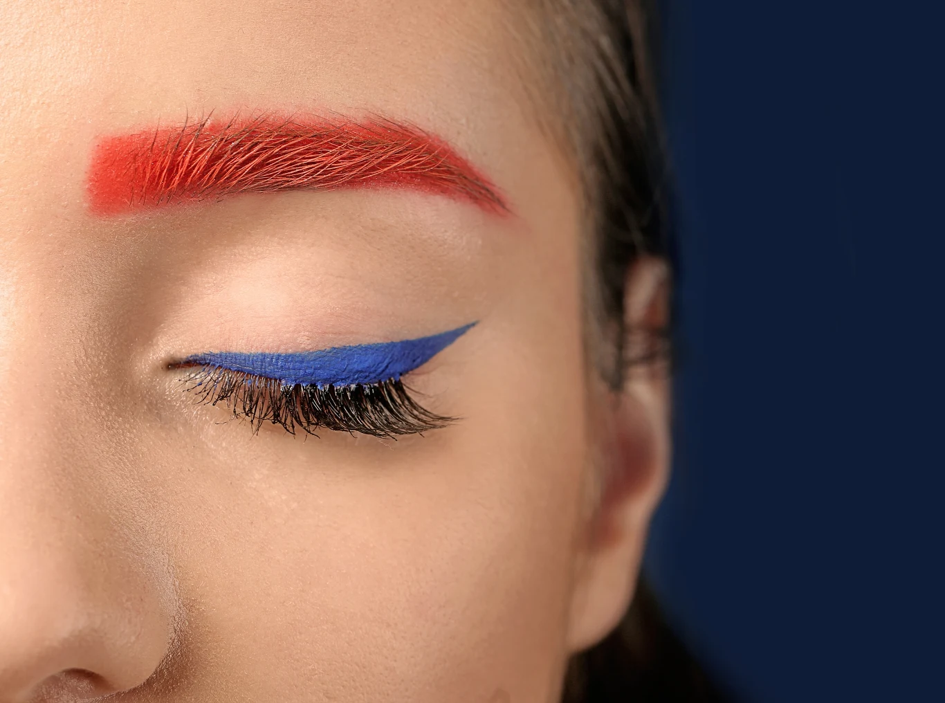 Kolorowa kreska na powiece nawiązuje do estetyki Y2K, która ostatnio znów jest na topie Kolorowa kreska na powiece nawiązuje do estetyki Y2K, która ostatnio znów jest na topie
