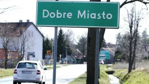 Znak E-17a to jedynie informacja o tym, do jakiej miejscowości właśnie wjeżdżamy. Nie wpływa on na ograniczenie prędkości