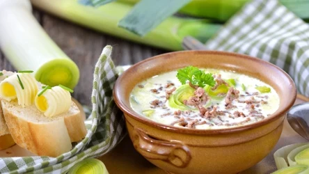 Zupa serowo‑porowa z mięsem mielonym 